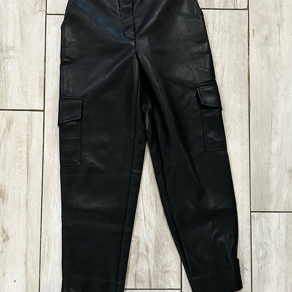 ARITZIA WILFRED VEGAN LEATHER HIGH
RISE TAPERED CARGO PANTS, size 2 - Picture 6 of 9